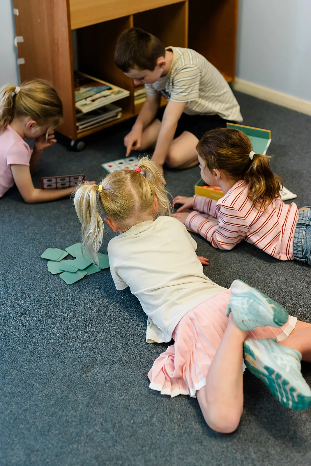 Children learning and problem solving together